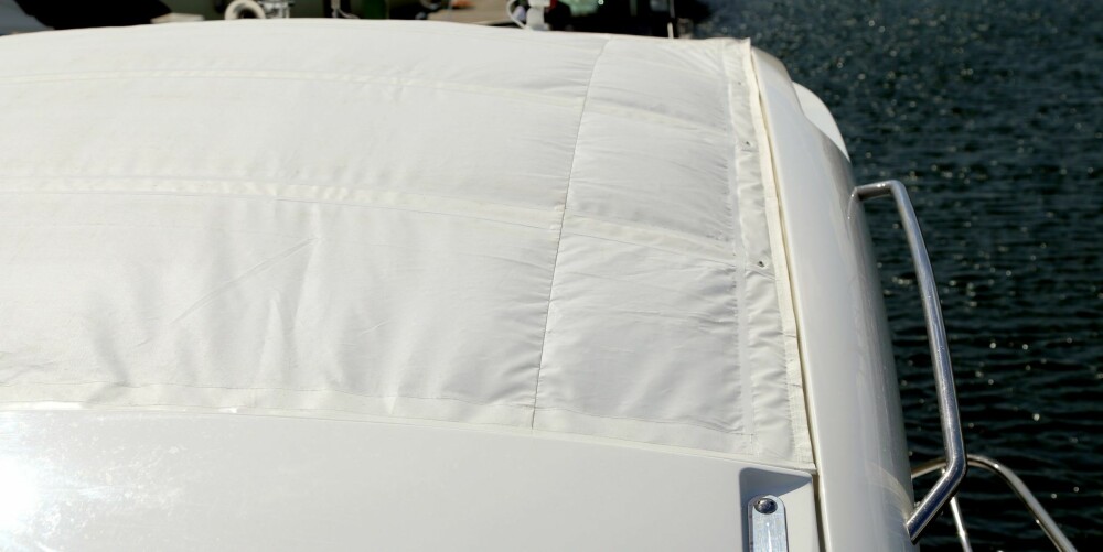 GODT STOFF: Duken i taket på Bavaria Sport 330 SoftTop virker solid og det er enkelt å lukke eller åpne den. GODT STOFF: Duken i taket på Bavaria Sport 330 SoftTop virker solid og det er enkelt å lukke eller åpne den.