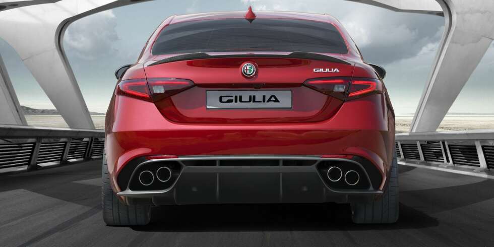 ALFA: Giulia introduseres med et smell, i form av verstingversjonen Quadrifoglio som skal gjøre 0-100 på under fire sekunder. FOTO: Produsent ALFA: Giulia introduseres med et smell, i form av verstingversjonen Quadrifoglio som skal gjøre 0-100 på under fire sekunder. FOTO: Produsent