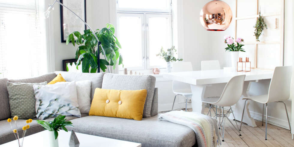 DUS FARGEMIKS: Sommerlig stue med gule detaljer, litt rosa og grønt. Salongbord fra IKEA, sofa fra Living, spisebordet er et bruktfunn, stolene er fra Skeidar og Eames. Kobberlampa er Copper Shade fra Tom Dixon. Den gule puffen er fra Kremmerhuset, og putene i sofaen er fra Kremmerhuset og HAY. På sofaen ligger et bunadspledd designet av Andreas Engesvik. DUS FARGEMIKS: Sommerlig stue med gule detaljer, litt rosa og grønt. Salongbord fra IKEA, sofa fra Living, spisebordet er et bruktfunn, stolene er fra Skeidar og Eames. Kobberlampa er Copper Shade fra Tom Dixon. Den gule puffen er fra Kremmerhuset, og putene i sofaen er fra Kremmerhuset og HAY. På sofaen ligger et bunadspledd designet av Andreas Engesvik.
