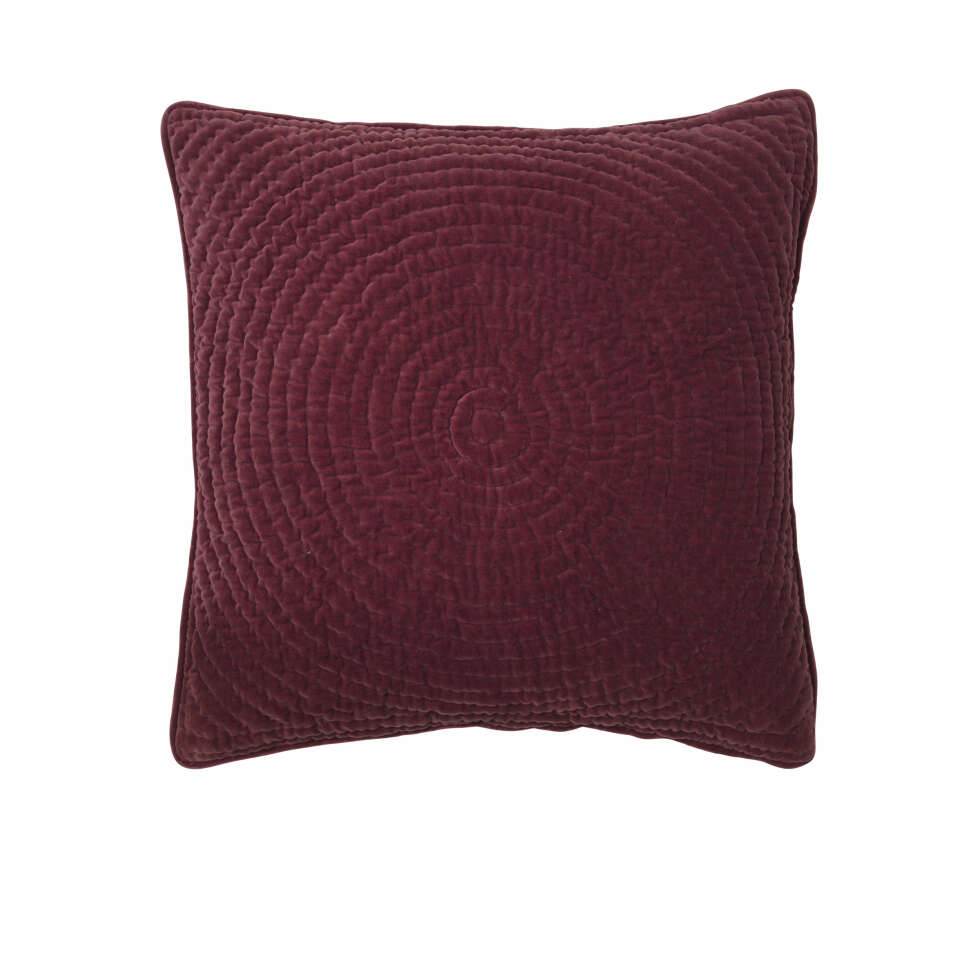 Pute i fløyel fra Broste Copenhagen, kr 549. Pute i fløyel fra Broste Copenhagen, kr 549.