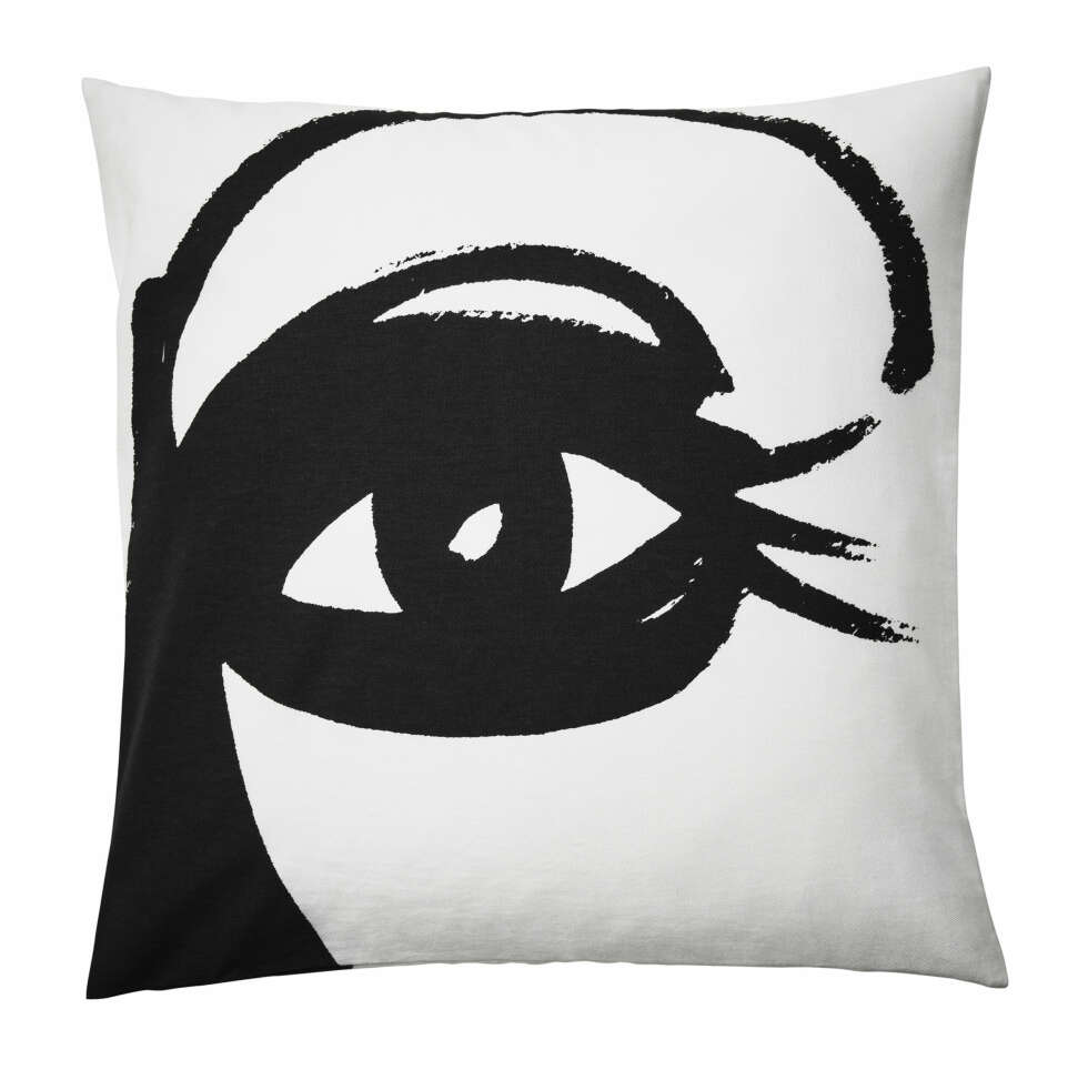 Pute med øye fra HM Home, kr 79,50. Pute med øye fra HM Home, kr 79,50.