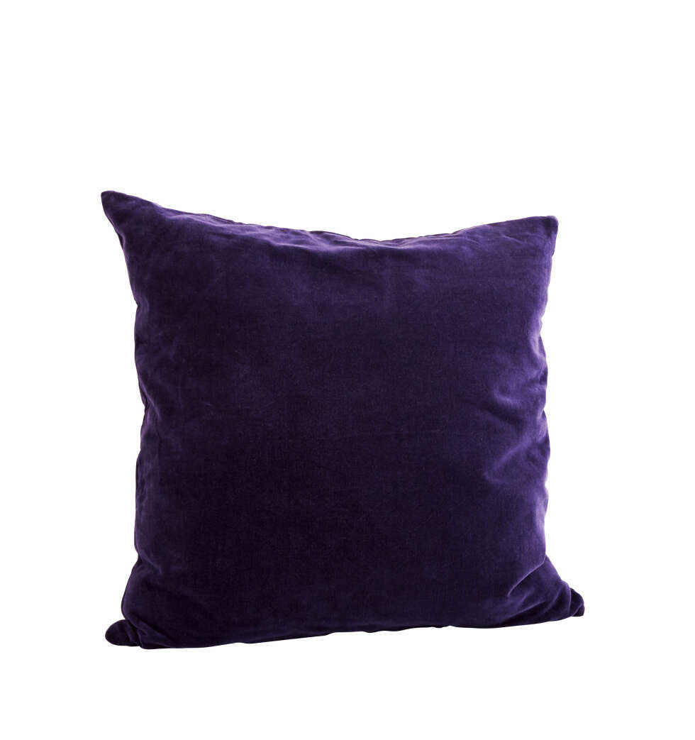 Fløyelspute fra Madam Stoltz, kr 205. Fløyelspute fra Madam Stoltz, kr 205.