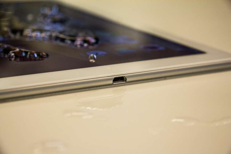 ÅPEN USB: Sony Xperia Z4 Tablet er vanntett selv om den har en åpen USB-port. Samme løsning er brukt på toppmobilen Xperia Z3+. ÅPEN USB: Sony Xperia Z4 Tablet er vanntett selv om den har en åpen USB-port. Samme løsning er brukt på toppmobilen Xperia Z3+.