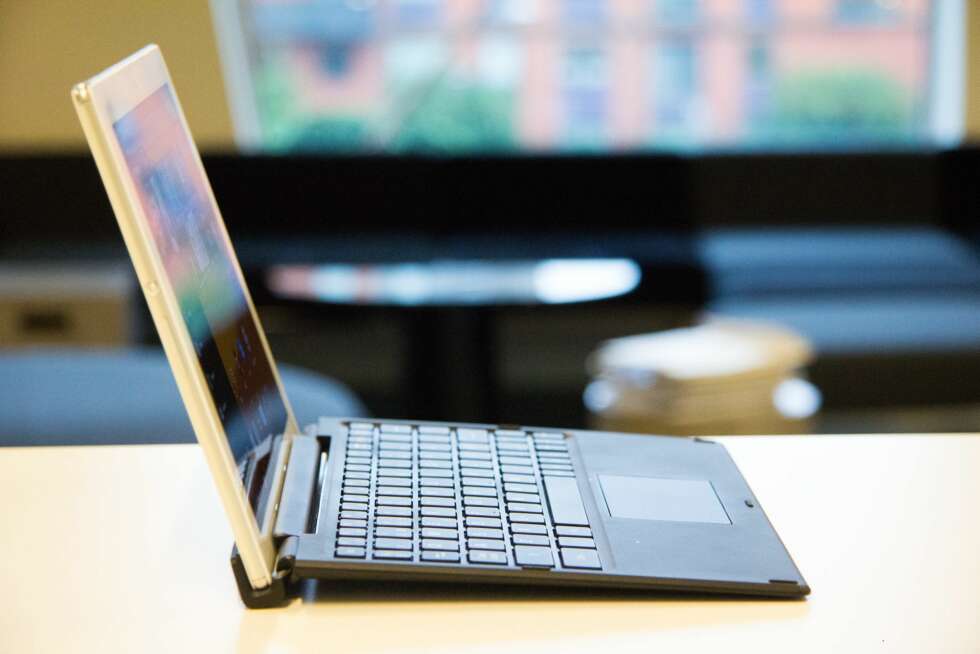 DOKKING: For nesten 1500 kroner får du et enkelt Bluetooth-tastatur som er laget for å spesielt passe sammen med Sony Xperia Z4 Tablet. DOKKING: For nesten 1500 kroner får du et enkelt Bluetooth-tastatur som er laget for å spesielt passe sammen med Sony Xperia Z4 Tablet.