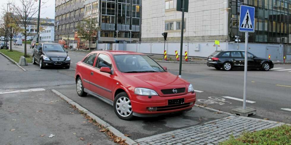 LOVLIG? Vil disse bilene få parkeringsbot? LOVLIG? Vil disse bilene få parkeringsbot?