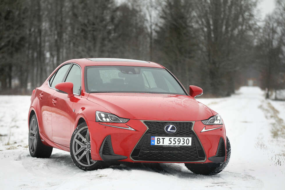 VELKJØRENDE: IS 300h kjører bra, men den er ikke like presis som for eksempel BMW 3-serie. Den er absolutt kapabel til å holde god fart i svingene, og den gjør det på en veldig trygg og solid måte. VELKJØRENDE: IS 300h kjører bra, men den er ikke like presis som for eksempel BMW 3-serie. Den er absolutt kapabel til å holde god fart i svingene, og den gjør det på en veldig trygg og solid måte.