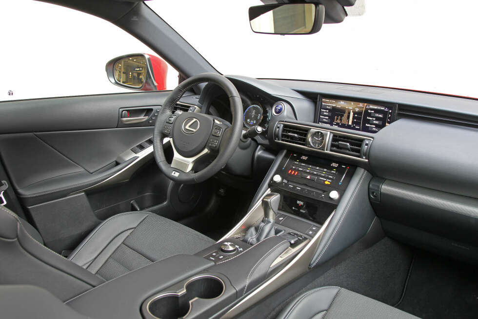 VELUTSTYRT: Få matcher Lexus på kvalitetsfølelse, og nye IS 300h er ikke et unntak. Utstyrsgrad F Sport S holder et høyt nivå, men koster over 600 000 kroner. Musepekeren til infotainmentskjermen liker vi fortsatt ikke. VELUTSTYRT: Få matcher Lexus på kvalitetsfølelse, og nye IS 300h er ikke et unntak. Utstyrsgrad F Sport S holder et høyt nivå, men koster over 600 000 kroner. Musepekeren til infotainmentskjermen liker vi fortsatt ikke.