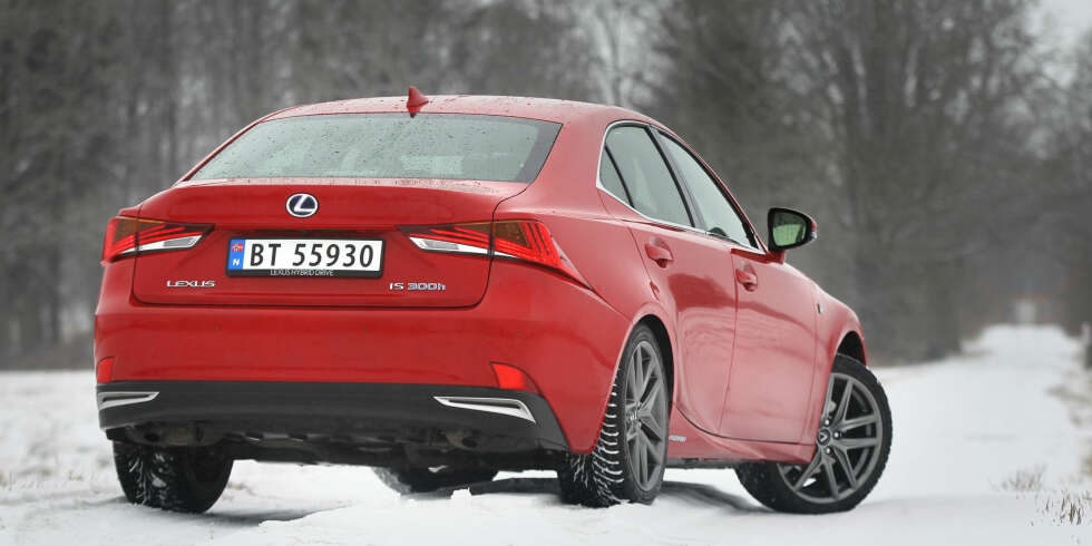 HYPER-MODERNE: Linjene er på kanten til dristige sammenlignet med BMW 3-serie, Mercedes C-klasse, Audi A4 og Volvo S60. Vi liker det vi ser. HYPER-MODERNE: Linjene er på kanten til dristige sammenlignet med BMW 3-serie, Mercedes C-klasse, Audi A4 og Volvo S60. Vi liker det vi ser.