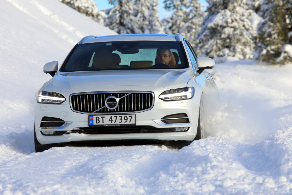 KJAPP SVENSKE: Systemet Power Pulse, som «lader» komprimert luft i en beholder, pøser luft inn i sylinderne raskere enn turboen rekker å skape trykk. Volvo-motoren løper alltid ubesværet, og V90 er klart raskere enn A6 i alle målinger. KJAPP SVENSKE: Systemet Power Pulse, som «lader» komprimert luft i en beholder, pøser luft inn i sylinderne raskere enn turboen rekker å skape trykk. Volvo-motoren løper alltid ubesværet, og V90 er klart raskere enn A6 i alle målinger.