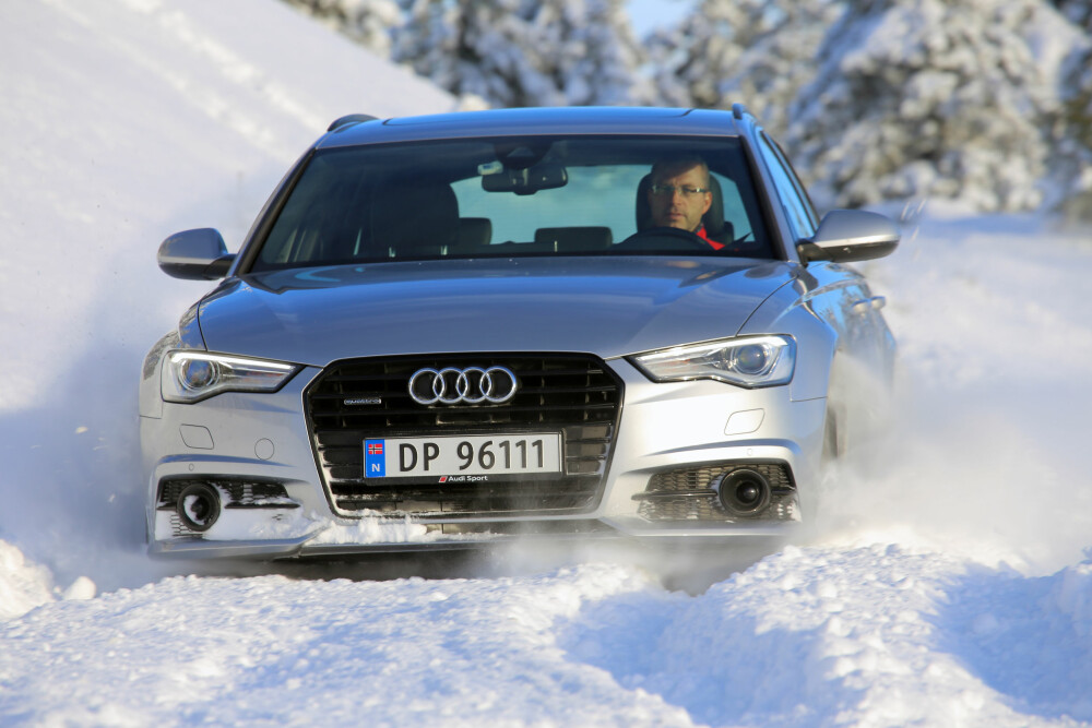 QUATTRO: Volvo fortsetter med Haldex, som lager koblingen ved bakakselen som gir firehjulsdrift når det trengs. A6 har på sin side et permanent system der alle fire hjul alltid får drivkraft. Mest moment går til bakhjulene, men kraftfordelingen er flytende. QUATTRO: Volvo fortsetter med Haldex, som lager koblingen ved bakakselen som gir firehjulsdrift når det trengs. A6 har på sin side et permanent system der alle fire hjul alltid får drivkraft. Mest moment går til bakhjulene, men kraftfordelingen er flytende.
