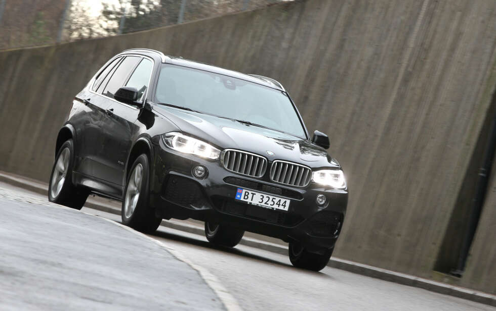 RASK, MEN IKKE RASKEST: I den grad BMW henger etter Mercedes og Audi, merkes det best ved at den firesylindrete motoren høres en smule anstrengt ut. RASK, MEN IKKE RASKEST: I den grad BMW henger etter Mercedes og Audi, merkes det best ved at den firesylindrete motoren høres en smule anstrengt ut.
