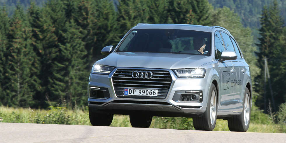 FULL PAKKE: Stor plass, overlegen komfort og en drivlinje som faktisk gjør en forskjell på forbruk og elektrisk kjørelengde - Audi Q7 e-tron FULL PAKKE: Stor plass, overlegen komfort og en drivlinje som faktisk gjør en forskjell på forbruk og elektrisk kjørelengde - Audi Q7 e-tron