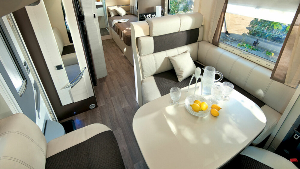 377-INTERIØR: Slik ser det ut inne i vinneren - soverommet bak kan avstenges med dør. FOTO: Challenger 377-INTERIØR: Slik ser det ut inne i vinneren - soverommet bak kan avstenges med dør. FOTO: Challenger