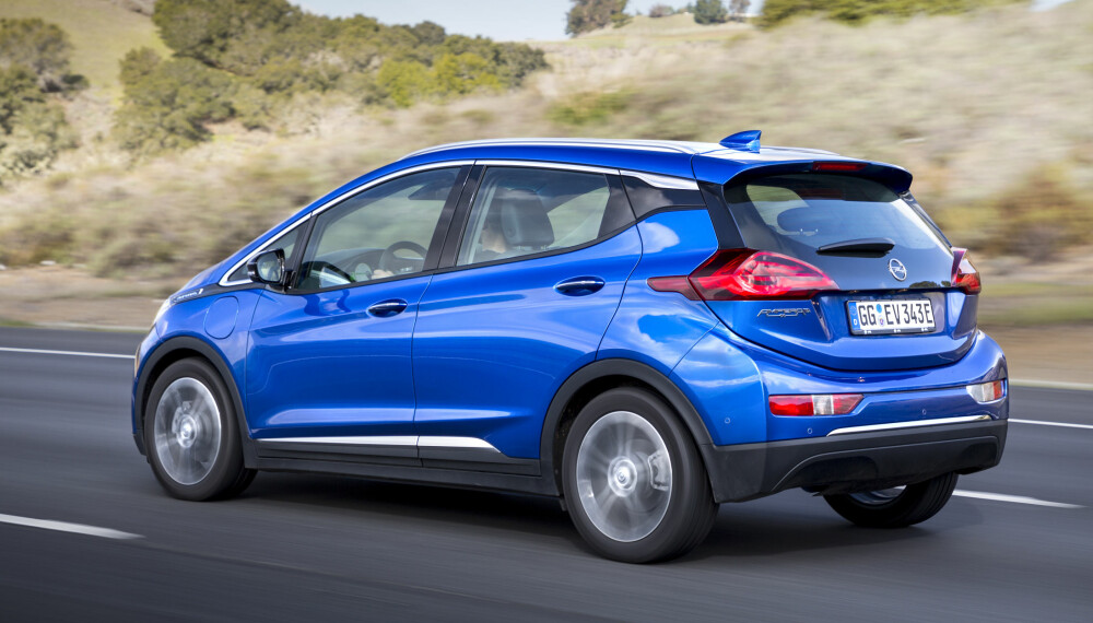 GOD REKKEVIDDE: Ampera-e har oppgitt rekkevidde på 520 kilometer i henhold til NEDC-syklusen og koster fra 299 900 kroner. GOD REKKEVIDDE: Ampera-e har oppgitt rekkevidde på 520 kilometer i henhold til NEDC-syklusen og koster fra 299 900 kroner.