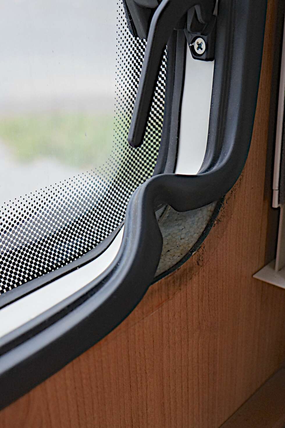 KITT-GLIPP: En liten glipp under kittingen var nok til at fukt etter kort tid trengte inn på baksiden av vinduet. KITT-GLIPP: En liten glipp under kittingen var nok til at fukt etter kort tid trengte inn på baksiden av vinduet.