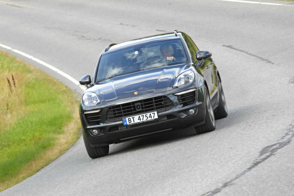 TO KRYSS: Luftfjæring og PASM (Porsche Active Suspension Management) til 27 600 kroner gir bilen et stort register å spille på – her kan du faktisk få komfort og nesten ekstrem sportslighet under samme tak. TO KRYSS: Luftfjæring og PASM (Porsche Active Suspension Management) til 27 600 kroner gir bilen et stort register å spille på – her kan du faktisk få komfort og nesten ekstrem sportslighet under samme tak.