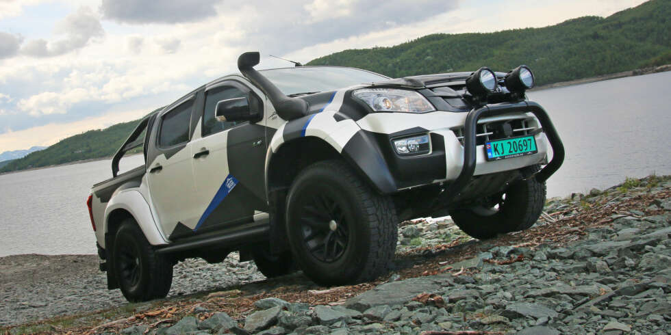 GOD HØYDE: Fjæringen er løftet to cm foran og bak. I tillegg er karosseriet løftet to cm fra rammen. Arctic Trucks leverer også ARB-luftsperrer på både for- og bakaksel som vil øke bilens evne til å ta seg fram. GOD HØYDE: Fjæringen er løftet to cm foran og bak. I tillegg er karosseriet løftet to cm fra rammen. Arctic Trucks leverer også ARB-luftsperrer på både for- og bakaksel som vil øke bilens evne til å ta seg fram.