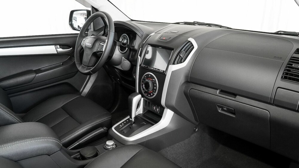 D-MAX: Nytt sekstrinns automatgir og større skjerm. FOTO: Produsent D-MAX: Nytt sekstrinns automatgir og større skjerm. FOTO: Produsent
