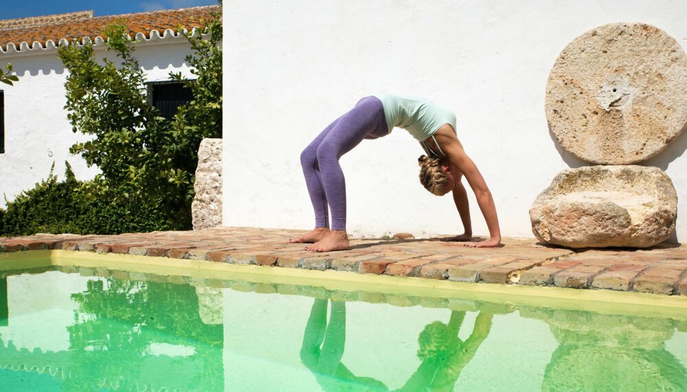 Ashtangadronning: Vibeke Klemetsen har drevet med ashtangayoga i over ti år, og det synes godt. Her ved bassenget på gården Las Mesas. Ashtangadronning: Vibeke Klemetsen har drevet med ashtangayoga i over ti år, og det synes godt. Her ved bassenget på gården Las Mesas.