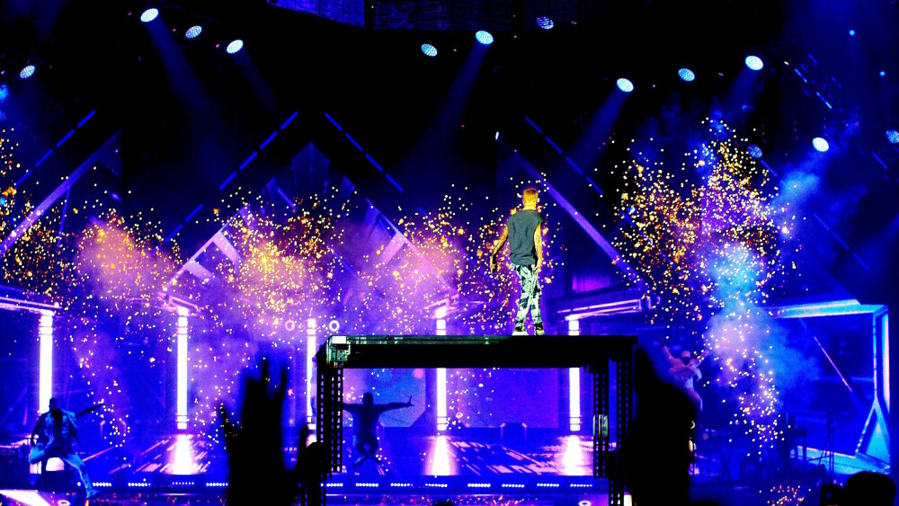 FULL PAKKE: Sceneshowet til Justin Bieber hadde alt - til og med stjerneskudd og flammer! FULL PAKKE: Sceneshowet til Justin Bieber hadde alt - til og med stjerneskudd og flammer!