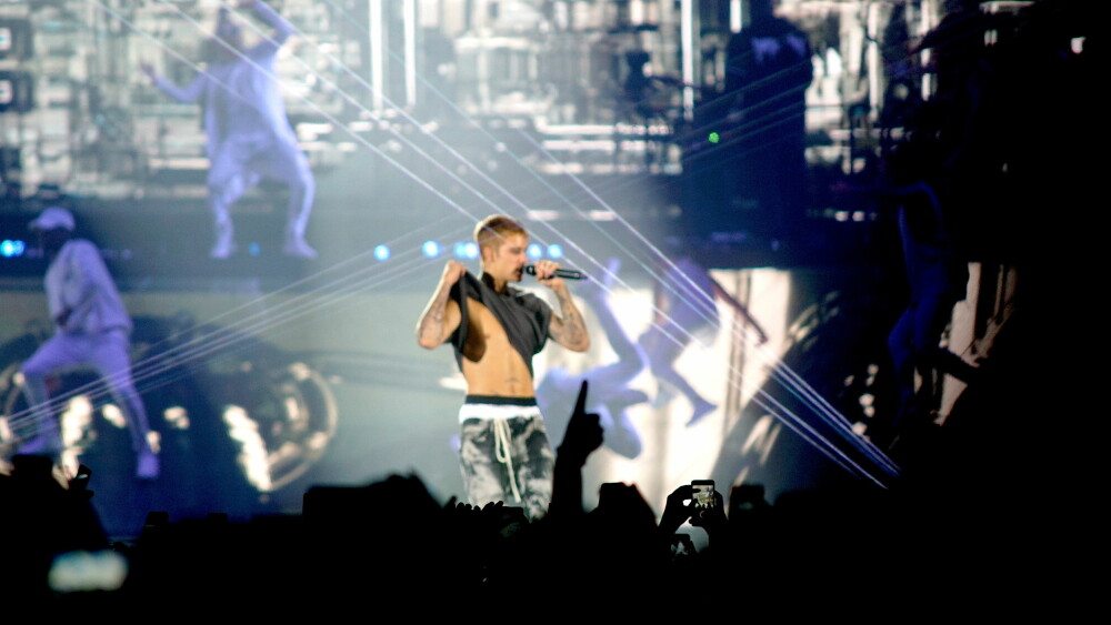 BARIS: Vi dør litt inni oss hver gang vi tenker på at vi har sett Justin i nesten-bar overkropp! PS: Sorry for dårlig bilde, men vi ble så målløse av å se Bieber i baris at vi mistet helt fokus - det gjorde til og med kameraet også. BARIS: Vi dør litt inni oss hver gang vi tenker på at vi har sett Justin i nesten-bar overkropp! PS: Sorry for dårlig bilde, men vi ble så målløse av å se Bieber i baris at vi mistet helt fokus - det gjorde til og med kameraet også.