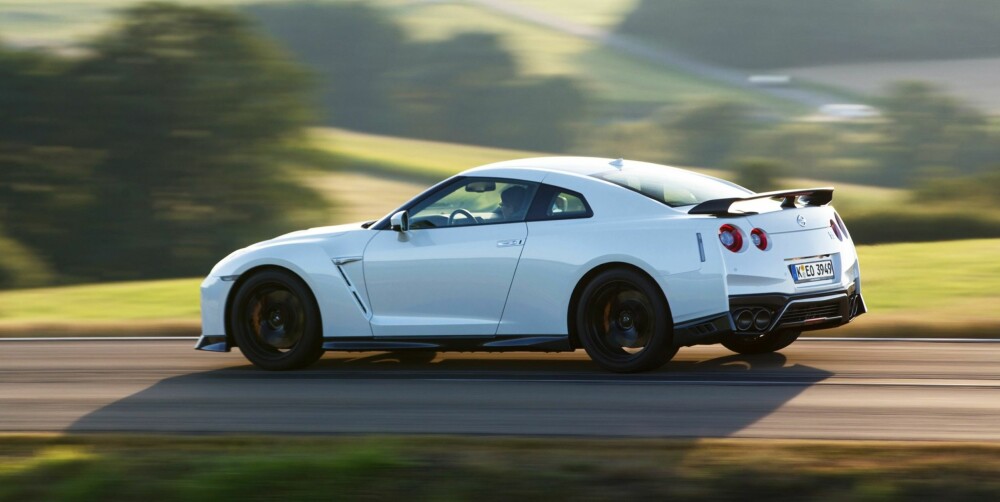 LYNRASK: 570 hestekrefter sender 1800 kilo tunge GT-R fra stillestående til 100 km/t på under tre sekuneder. Det er i superbil-klasse! LYNRASK: 570 hestekrefter sender 1800 kilo tunge GT-R fra stillestående til 100 km/t på under tre sekuneder. Det er i superbil-klasse!