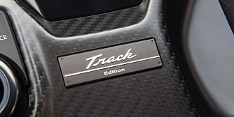 OPTIMALISERT: Nissan GT-R Track Edition har blant annet oppgradert hjuloppheng fra velrenommerte Bilstein, samt et oppgradert interiør. OPTIMALISERT: Nissan GT-R Track Edition har blant annet oppgradert hjuloppheng fra velrenommerte Bilstein, samt et oppgradert interiør.