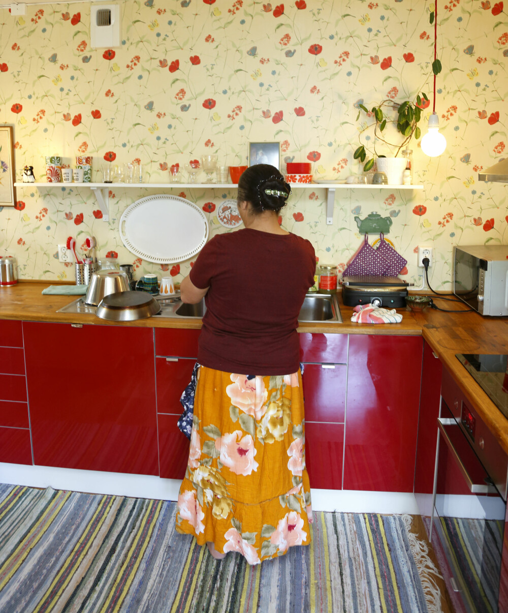 STRØKENT: Etter at Elena flyttet inn, er det blitt orden på sakene. Hun vasker og lager mat og er mye mer nøye enn Guri. STRØKENT: Etter at Elena flyttet inn, er det blitt orden på sakene. Hun vasker og lager mat og er mye mer nøye enn Guri.