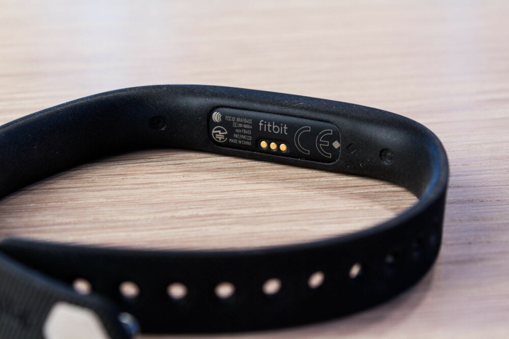 LOMME: Aktivitetsmåleren på Fitbit smettes lett på plass i lommen på undersiden av armbåndet. LOMME: Aktivitetsmåleren på Fitbit smettes lett på plass i lommen på undersiden av armbåndet.