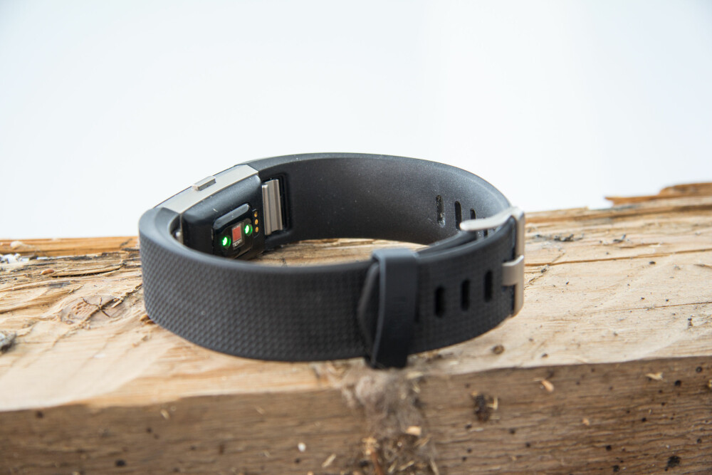 NY STIL: Et ”klips” på hver side av selve aktivitetsmåleren Charge 2 kobler fra armbåndet raskt og enkelt. Et nytt armbånd bare klikkes på plass. NY STIL: Et ”klips” på hver side av selve aktivitetsmåleren Charge 2 kobler fra armbåndet raskt og enkelt. Et nytt armbånd bare klikkes på plass.