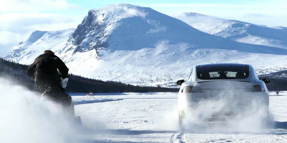 FULL FART: Tesla er blant merkene med mest lojale kunder. 97 prosent av eierne sier de ville kjøpt Tesla på nytt. Her en Model S P 85 D fra et dragrace mot en snøscooter under test i 2015. FULL FART: Tesla er blant merkene med mest lojale kunder. 97 prosent av eierne sier de ville kjøpt Tesla på nytt. Her en Model S P 85 D fra et dragrace mot en snøscooter under test i 2015.