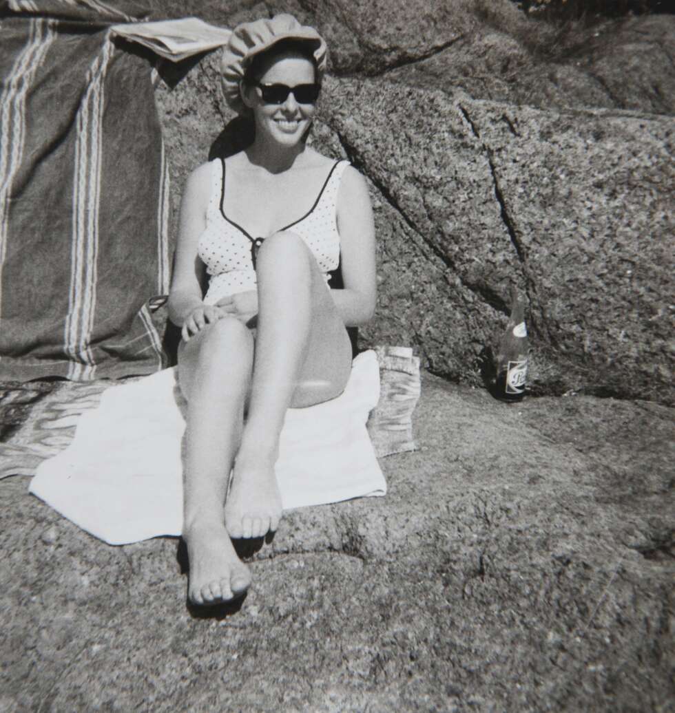 Minnet om mor: Anitas mamma var bipolar, og tok sitt eget liv da Anita var 21 år. Hun husker henne som varm, følsom og kjærlighetsfull. – Vi er veldig like, har samme smil og er begge nattmennesker. Når jeg får sitte sent oppe med kaffen, røyken og skrivingen, slik mamma pleide å gjøre, da storkoser jeg meg, sier Anita. Minnet om mor: Anitas mamma var bipolar, og tok sitt eget liv da Anita var 21 år. Hun husker henne som varm, følsom og kjærlighetsfull. – Vi er veldig like, har samme smil og er begge nattmennesker. Når jeg får sitte sent oppe med kaffen, røyken og skrivingen, slik mamma pleide å gjøre, da storkoser jeg meg, sier Anita.
