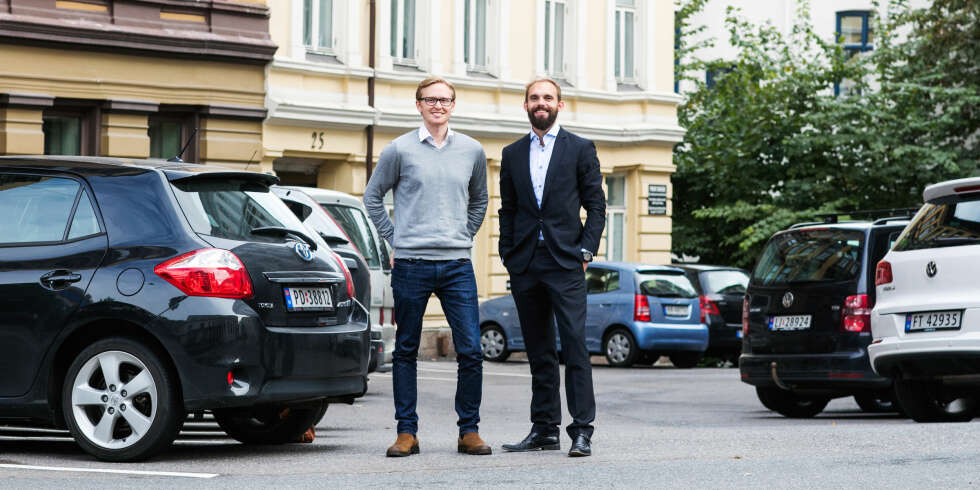 DELINGSØKONOMI: Markedssjef Christoffer Moen (t.v.) og teknisk sjef Christian Hager i Nabobil har samlet over 1000 bileiere som vil leie ut bilen sin til andre. DELINGSØKONOMI: Markedssjef Christoffer Moen (t.v.) og teknisk sjef Christian Hager i Nabobil har samlet over 1000 bileiere som vil leie ut bilen sin til andre.