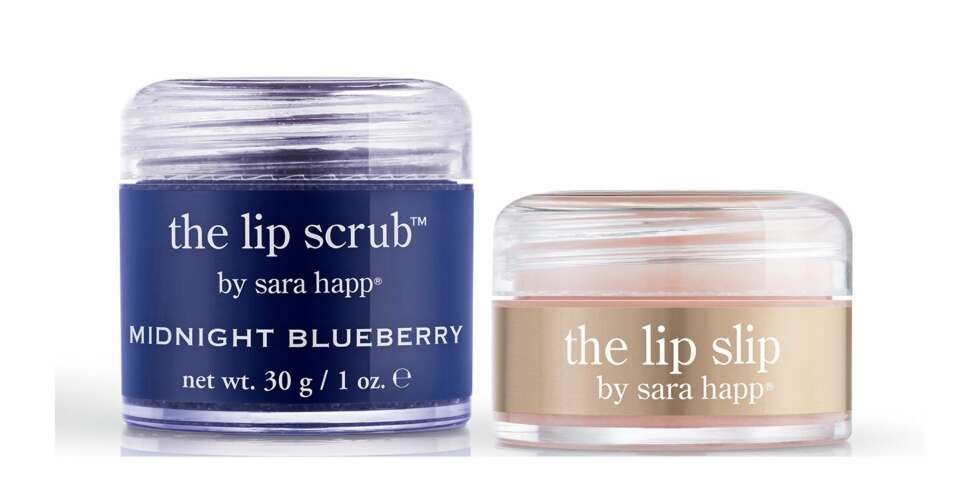 REDD LEPPENE: Tørre og sprukne lepper er en uvelkommen klassiker som ofte hører vinteren til – men kjør på med en god leppe-skrubb og leppepomade, så holder du problemet i sjakk. Midnight Blueberry The Lip Scrub og The Lip Slip Balm fra Sara Happ, kr 229 per stk. REDD LEPPENE: Tørre og sprukne lepper er en uvelkommen klassiker som ofte hører vinteren til – men kjør på med en god leppe-skrubb og leppepomade, så holder du problemet i sjakk. Midnight Blueberry The Lip Scrub og The Lip Slip Balm fra Sara Happ, kr 229 per stk.