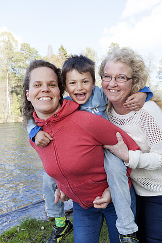 SMIL OG LATTER: – Det er stort å ha reddet et liv, sier Rebecca Hornli Lundberg (t.v.) og hennes tante Anne Brit Lundberg. Og lille Eros Juniku viser med hele seg at han er takknemlig – og veldig glad i sine redningskvinner. SMIL OG LATTER: – Det er stort å ha reddet et liv, sier Rebecca Hornli Lundberg (t.v.) og hennes tante Anne Brit Lundberg. Og lille Eros Juniku viser med hele seg at han er takknemlig – og veldig glad i sine redningskvinner.