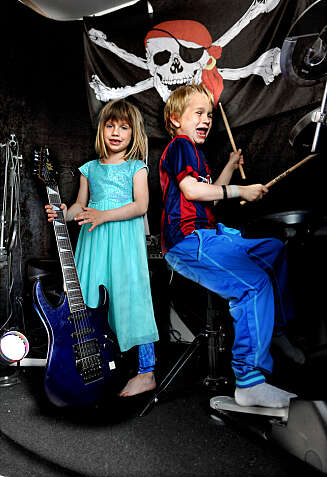 ROCK'N ROLL: Det svinger hjemme hos Emilian og søsteren Ronja (5). ROCK'N ROLL: Det svinger hjemme hos Emilian og søsteren Ronja (5).