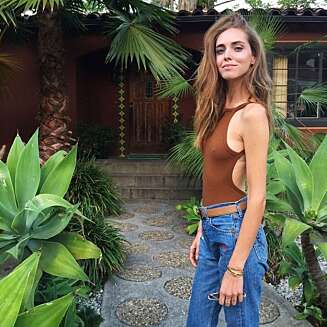 70-TALLS VIBBER: - Dette er den perfekte sommerjeans-looken. Jeg elsker 70-talls vibbene ved bruk av fargene hun kombinerer her – at det er enkelt og sexy! Håret og sminken hennes er i tillegg alltid flawless, sier stylist Sheila Lyhne. 70-TALLS VIBBER: - Dette er den perfekte sommerjeans-looken. Jeg elsker 70-talls vibbene ved bruk av fargene hun kombinerer her – at det er enkelt og sexy! Håret og sminken hennes er i tillegg alltid flawless, sier stylist Sheila Lyhne.