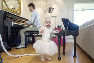 DANSEGLAD: Ida trenger ingen ord for å fortelle at hun elsker å danse til pappas pianomusikk! DANSEGLAD: Ida trenger ingen ord for å fortelle at hun elsker å danse til pappas pianomusikk!