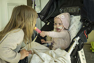 NAM NAM: Ida deler villig isen sin med søsteren Josefine. NAM NAM: Ida deler villig isen sin med søsteren Josefine.