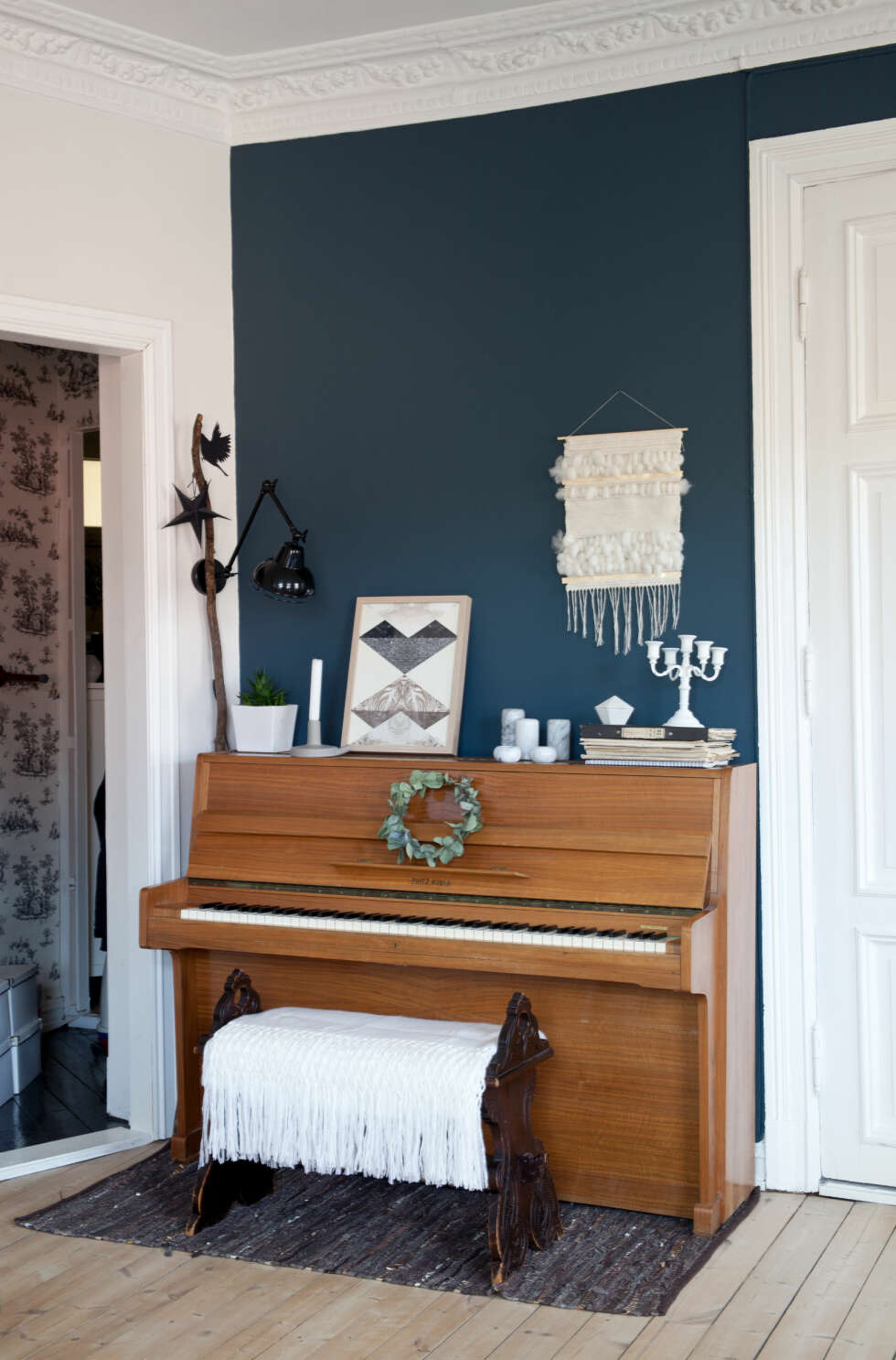 VINTAGE: Pianoet har Ann Merete arvet fra besteforeldrene sine, og det vevde teppet over pianoet er fra Weavemeaway.no. Den lille gangen mellom stua og entréen brukes til garderobe og oppbevaring. VINTAGE: Pianoet har Ann Merete arvet fra besteforeldrene sine, og det vevde teppet over pianoet er fra Weavemeaway.no. Den lille gangen mellom stua og entréen brukes til garderobe og oppbevaring.