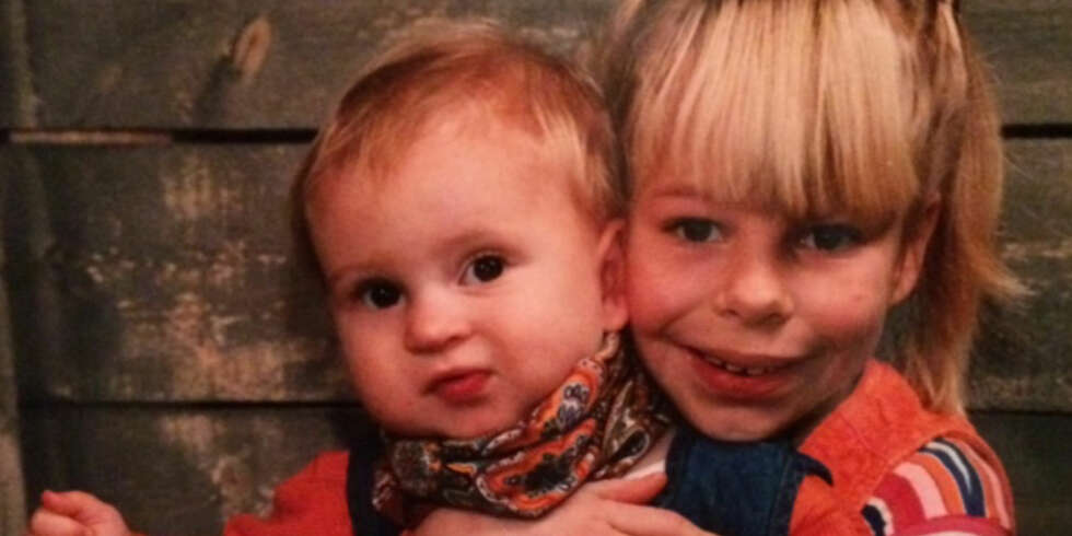 SØSKENKJÆRLIGHET: Hun var en skjønn jente, som var glad og fornøyd stort sett hele tiden. Som liten var hun aktiv, nysgjerrig og tilfreds, minnes mamma Trine. Her er Helene (åtte år) sammen med lillesøster Ida, som da var ett år gammel. SØSKENKJÆRLIGHET: Hun var en skjønn jente, som var glad og fornøyd stort sett hele tiden. Som liten var hun aktiv, nysgjerrig og tilfreds, minnes mamma Trine. Her er Helene (åtte år) sammen med lillesøster Ida, som da var ett år gammel.