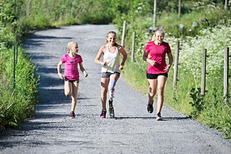 AKTIV TRIO: Det er godt å ha Sofie hjemme igjen, frisk og i farta, synes storesøster Cathrine (t.h.) og lillesøster Anette. AKTIV TRIO: Det er godt å ha Sofie hjemme igjen, frisk og i farta, synes storesøster Cathrine (t.h.) og lillesøster Anette.