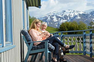 HOS MORMOR: Hege liker å sitte og strikke sammen med mormor Karen. -En solskinnshistorie, sier bestemor om barnebarnet. HOS MORMOR: Hege liker å sitte og strikke sammen med mormor Karen. -En solskinnshistorie, sier bestemor om barnebarnet.