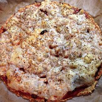 NY PIZZAFAVORITT: Tunfiskpizza med karbonadedeig krydret med grillkrydder og kajennepepper, sjampinjong i biter og masse ost, toppet med oregano. NY PIZZAFAVORITT: Tunfiskpizza med karbonadedeig krydret med grillkrydder og kajennepepper, sjampinjong i biter og masse ost, toppet med oregano.