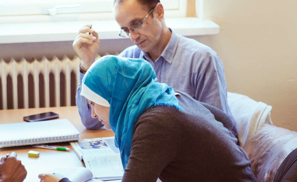 RETUR TIL SKOLEBENKEN: Talal og Safaa er eneste paret i klassen der atten nasjonaliteter er representert. RETUR TIL SKOLEBENKEN: Talal og Safaa er eneste paret i klassen der atten nasjonaliteter er representert.