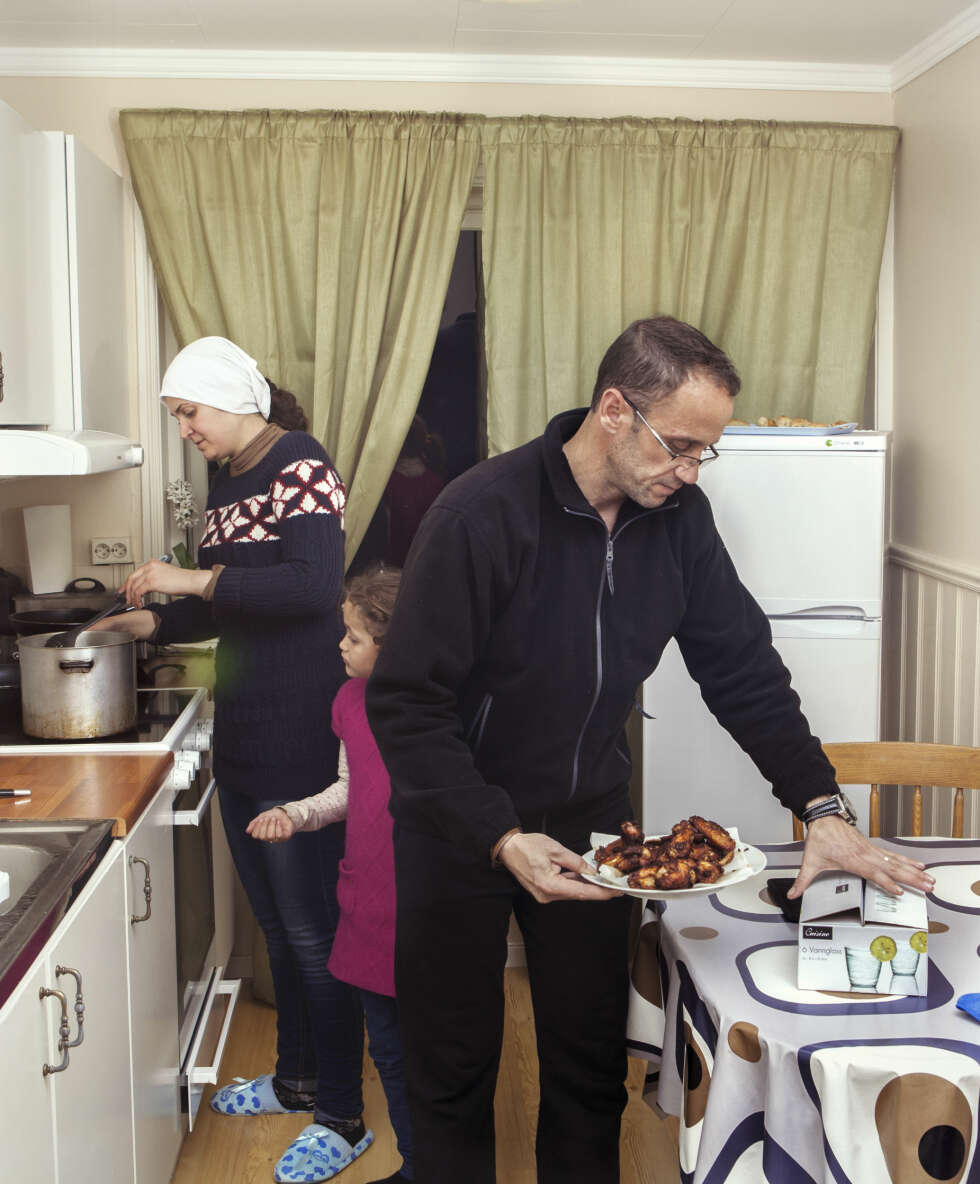 MUSLIMER: Safaa lager helst arabisk mat. - Det blir lettere å kjøpe norsk når vi kan lese ingrediensene, så vi vet hundre prosent sikkert at det ikke inneholder svinekjøtt, sier hun. MUSLIMER: Safaa lager helst arabisk mat. - Det blir lettere å kjøpe norsk når vi kan lese ingrediensene, så vi vet hundre prosent sikkert at det ikke inneholder svinekjøtt, sier hun.
