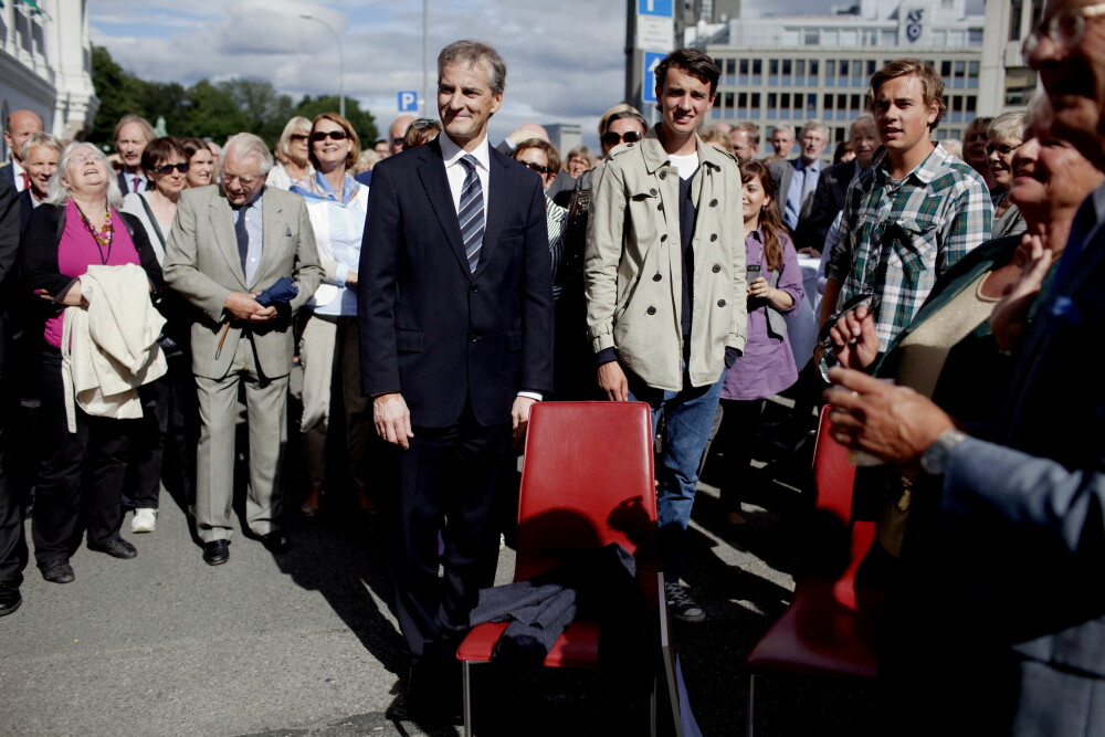 GUTTA BOYS: Jonas Gahr Støre med to av sine tre sønner Vetle og Magnus. Her sammen med Gro Harlem Brundtland da Jonas ble hedret med pølsefest på 50-årsdagen av kollegene i UD i 2010. GUTTA BOYS: Jonas Gahr Støre med to av sine tre sønner Vetle og Magnus. Her sammen med Gro Harlem Brundtland da Jonas ble hedret med pølsefest på 50-årsdagen av kollegene i UD i 2010.