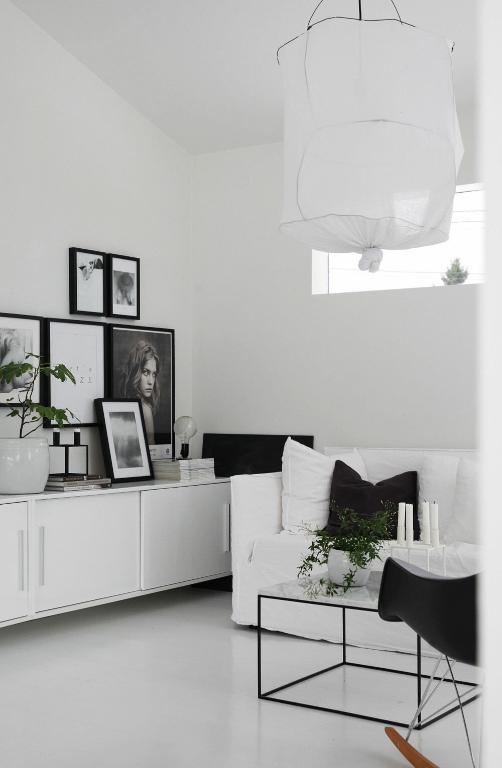 GOD MIKS: Hjemme hos interiørdesigneren finner du en blanding av billig og dyrt. - Jeg kan like gjerne handle på Ikea som i dyre designbutikker. Det er miksen som gjør interiøret spennende, mener Elisabeth. GOD MIKS: Hjemme hos interiørdesigneren finner du en blanding av billig og dyrt. - Jeg kan like gjerne handle på Ikea som i dyre designbutikker. Det er miksen som gjør interiøret spennende, mener Elisabeth.