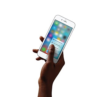 TRYKKFØLSOM: iPhone 6s er ikke bare berøringsfølsom, men også trykkfølsom. Den kan til og med skille mellom et mykt og hardt trykk på skjermen. TRYKKFØLSOM: iPhone 6s er ikke bare berøringsfølsom, men også trykkfølsom. Den kan til og med skille mellom et mykt og hardt trykk på skjermen.