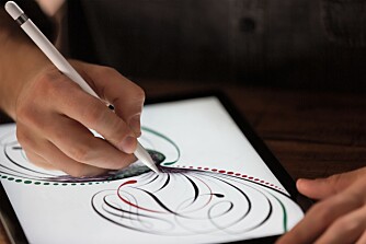 BLYANT: Apple har laget sin egen stylus til iPad Pro. Den har fått navnet Apple Pencil. BLYANT: Apple har laget sin egen stylus til iPad Pro. Den har fått navnet Apple Pencil.